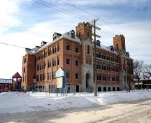 Façades principales - du sud-est de l'école Earl Grey, Winnipeg, 2005; Historic Resources Branch, Manitoba Culture, Heritage and Tourism 2005