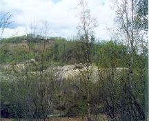 Vue générale d'une partie du lieu historique national du Canada de la Concession-de-la-Découverte (Concession no 37903, montrant l'ancienne exploitation minière, 1998.; Agence Parcs Canada/Parks Canada Agency, John Gould, 1998.