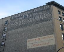 Les enseignes peintes sur le mur de l'immeuble Bedford, Winnipeg, 2006; Historic Resources Branch, Manitoba Culture, Heritage, Tourism and Sport, 2006