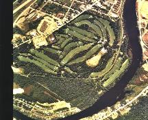 Photo aérienne du Club de Golf Fraser Edmundston où l'on voit l'ensemble du parcours de 18 trous.  ; City of Edmundston