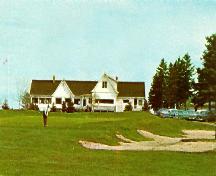 Photo de l'un des deux pavillons du club de golf après la reconstruction de 1969.; City of Edmundston