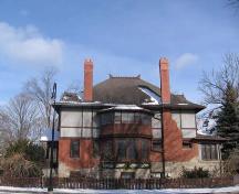 Centrally placed bay windows on the south elevation overlooking Victoria Park, 2007.; Lindsay Benjamin, 2007.