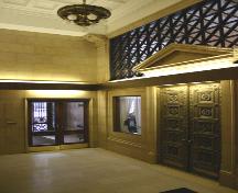 Intérieur du vestibule de l'édifice de la Banque Royale du Canada, Winnipeg, 2006; Historic Resources Branch, Manitoba Culture, Heritage, Tourism and Sport, 2006