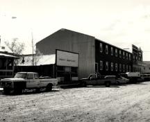 View of the east side of Lowe's Mortuary, 1987.; Agence Parcs Canada / Parks Canada Agency, 1987.