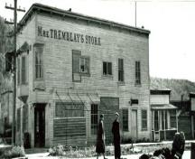Vue en angle du magasin de Mme Tremblay, qui montre le lettrage en bois en saille qui indique ‘Mme Tremblay’s Store’, 1948.; Library and Archives Canada / Bibliothèque et Archives Canada, 1948.