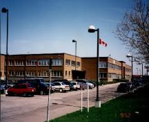 Vue en angle du complexe de l’Office national du film, qui montre le pavillon A et le parc de stationnement , 1998.; Public Works and Government Services Canada / Travaux publics et Services gouvernementaux Canada, 1998.