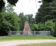 Vue générale du monument et de la plaque de la Commission des lieux et monuments historiques du Canada, 2005.; Parks Canada Agency/Agence parcs Canada, 2005.