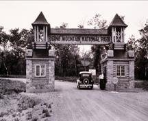 Image historique de l'entrée est du Centre d'Inscription de l'Entrée Est du Parc du Mont-Riding, 1934.; Parks Canada Agency / Agence Parcs Canada, W. Oliver, 1934