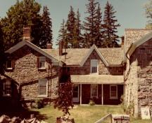 View of the main entrance to Thistle Ha' Farm, showing the house with the central entry door with side lights and transom, 1991.; Parcs Canada | Parks Canada