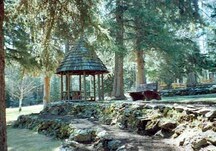 Vue de l'arrière du Pavillon d’observation rustique qui est situé au haut d’une pente de moellons terrassée, 1997.; Parks Canada Agency/ Agence Parcs Canada, 1997.