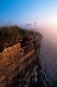 Vue générale du phare de l'Île aux Perroquets à travers le brouillard; Parcs Canada | Parks Canada