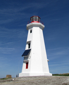 Vue en angle de la façade du phare de l'Île aux Perroquets; Parks Canada | Parcs Canada