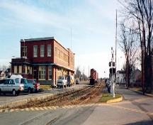 Vue panoramique prise en direction de la cour de triage et de la gare ferroviare, 1993.; Cliché Bergeron Gagnon inc., automne 1993.