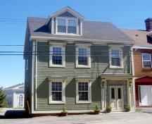 Cette image montre une vue de la façade avant qui donne sur la rue Waterloo; City of Saint John, 2010