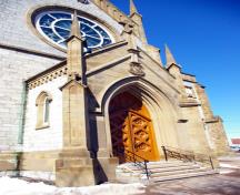 Cette image montre le porche et les portes gothiques de l'entrée principale ouest de la cathédrale de l'Immaculée Conception.; City of Saint John, 2008